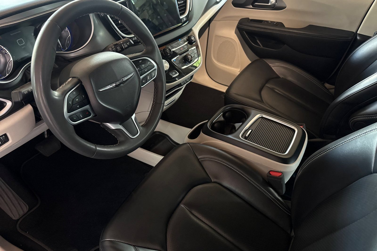 Used 2023 Chrysler Pacifica Touring-L FWD image 11