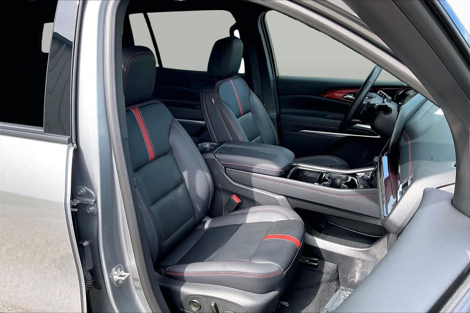 Used 2026 Chevrolet Traverse RS w/ LPO, Floor Liner Package AWD/4WD image 8