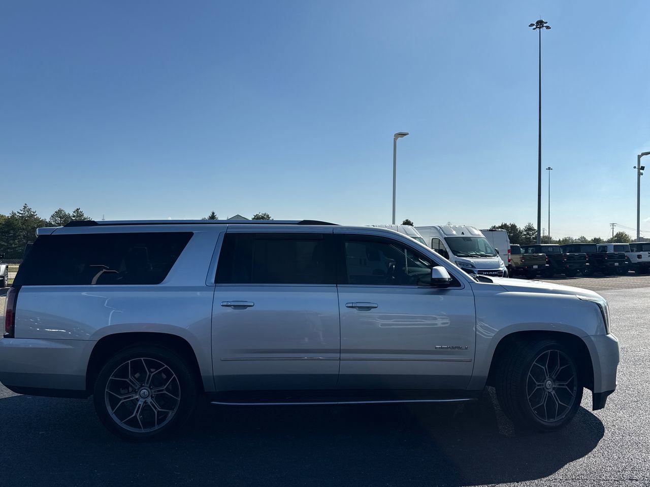 Used 2020 GMC Yukon XL Denali image 2