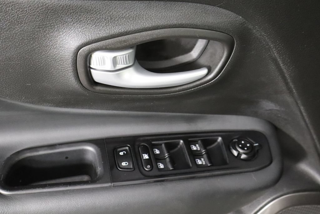 Used 2023 Jeep Renegade Latitude w/ Sun & Fun Group AWD/4WD image 20