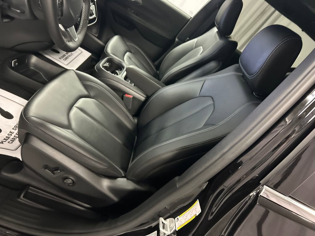 New 2027 Chrysler Pacifica Select FWD image 10