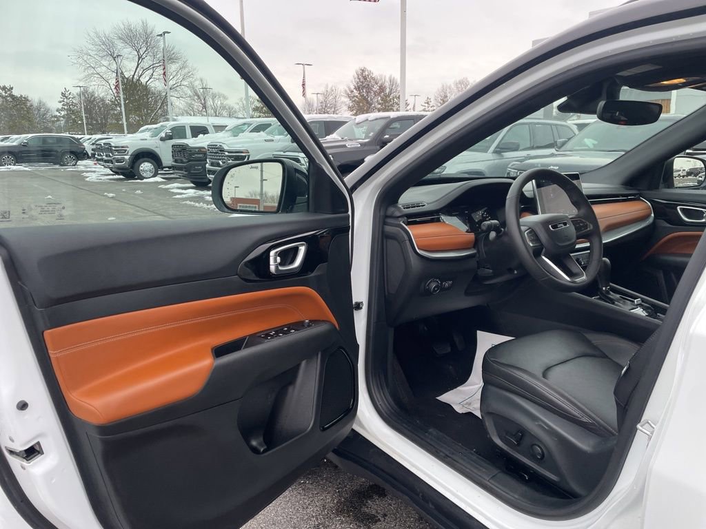 Used 2024 Jeep Compass Limited image 18