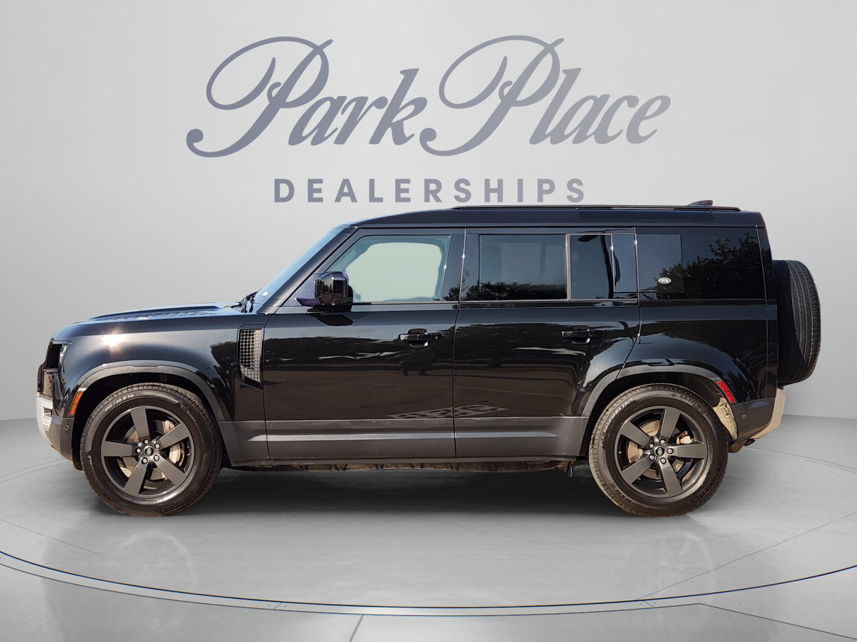Used 2020 Land Rover Defender 110 HSE AWD/4WD image 2