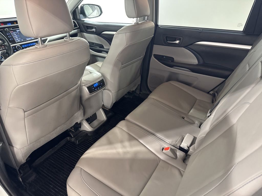 Used 2019 Toyota Highlander XLE AWD/4WD image 21