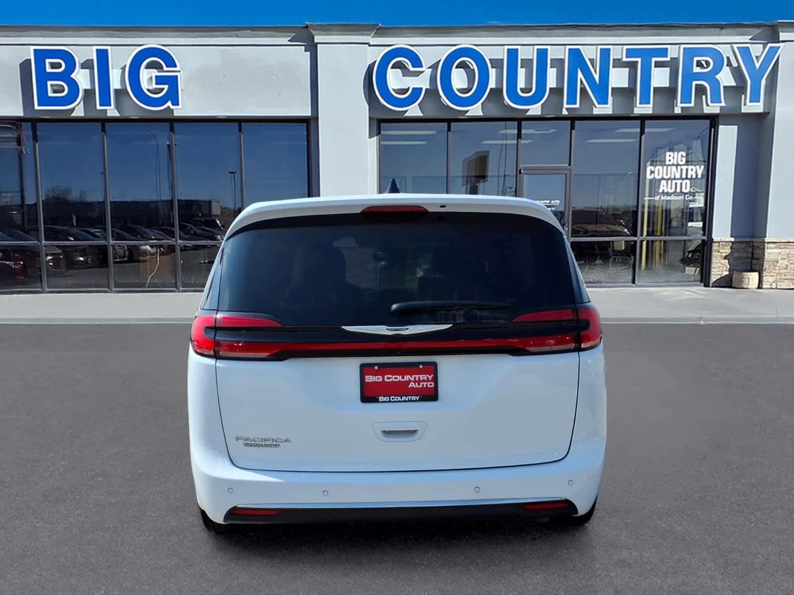 Used 2024 Chrysler Pacifica Touring-L FWD image 3
