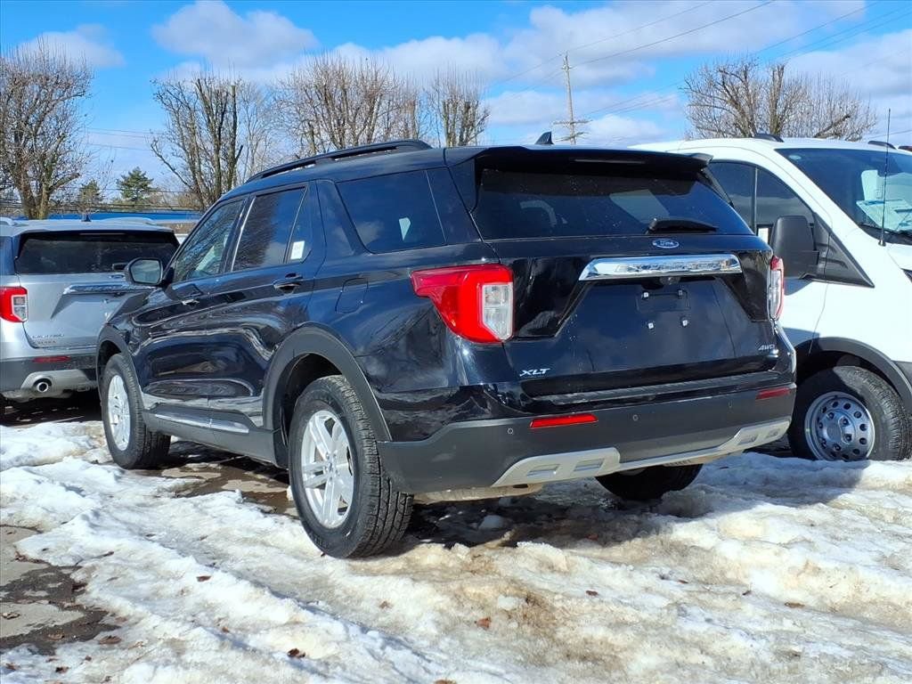 Used 2022 Ford Explorer XLT w/ Equipment Group 202A image 3