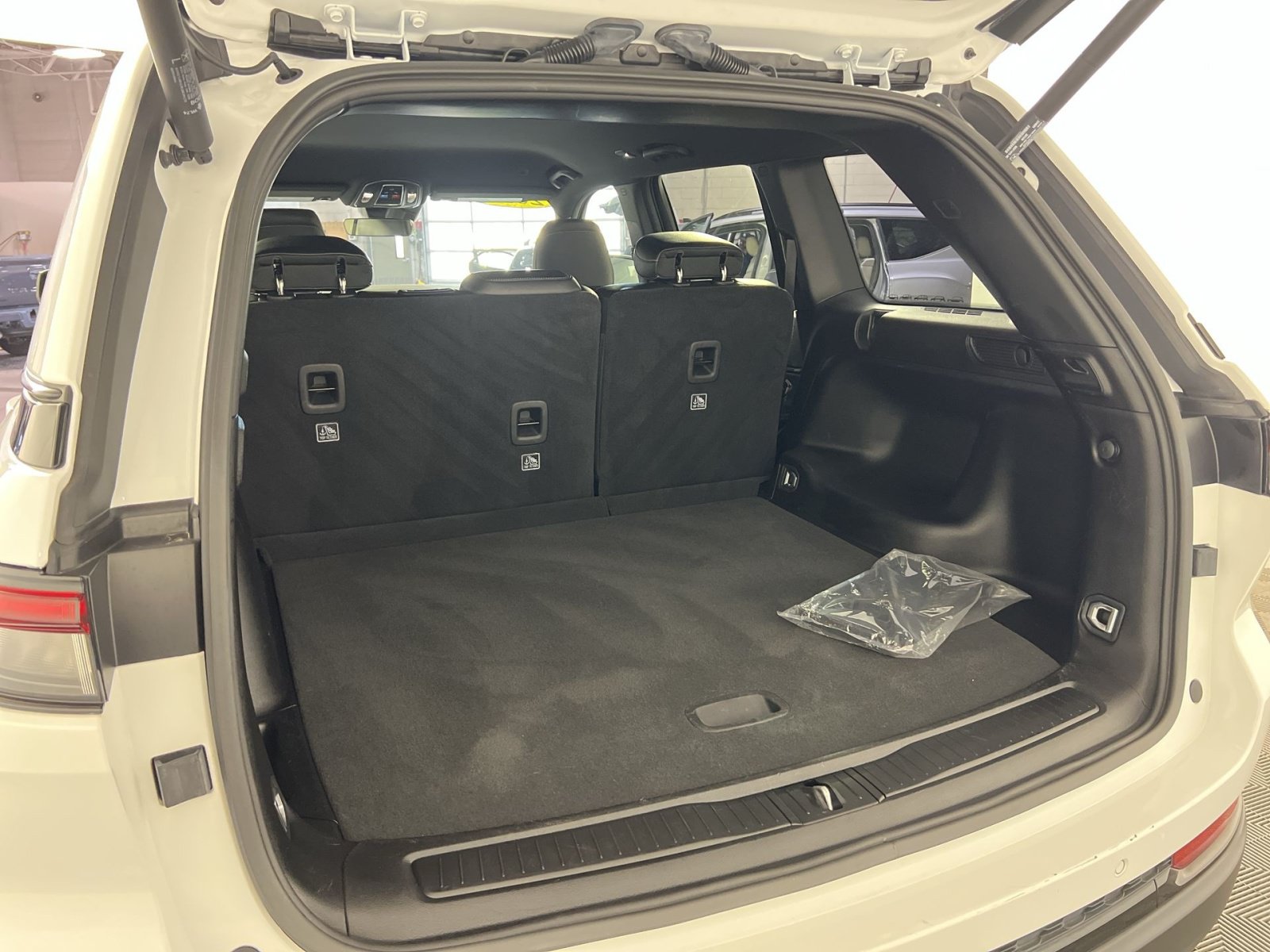 Used 2025 Jeep Grand Cherokee Altitude AWD/4WD image 25
