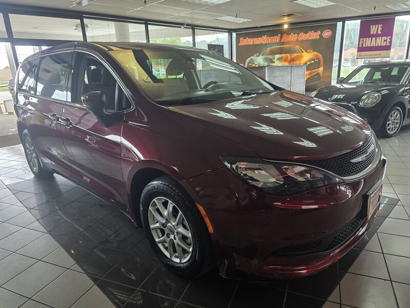 Used 2021 Chrysler Voyager LX FWD image 4