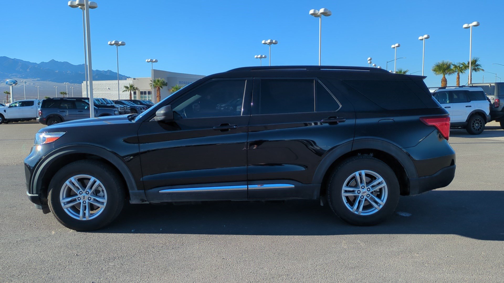 Used 2023 Ford Explorer XLT w/ Equipment Group 202A AWD/4WD image 6