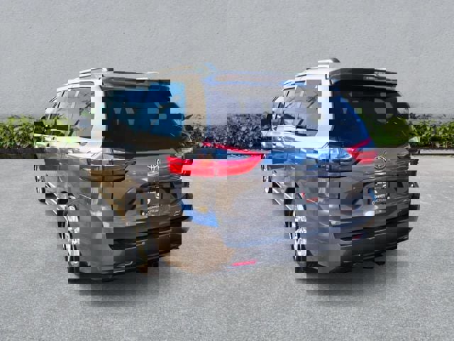 Used 2017 Toyota Sienna XLE Premium w/ Cargo Management Package image 8