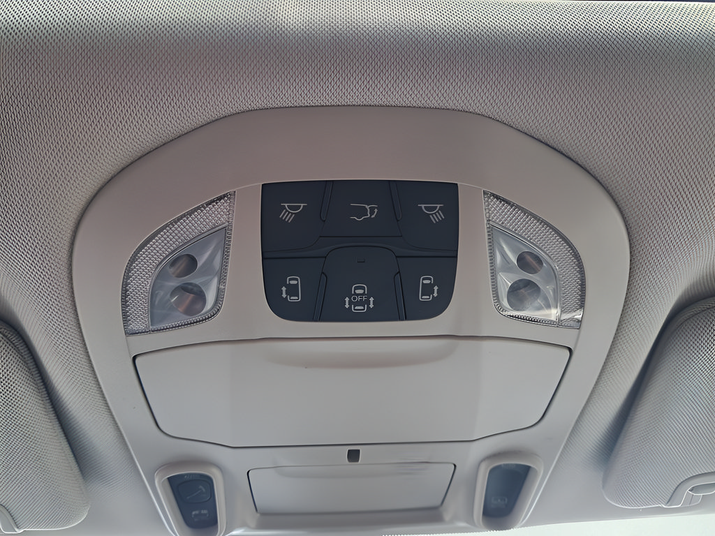 Used 2024 Chrysler Pacifica Limited FWD image 32
