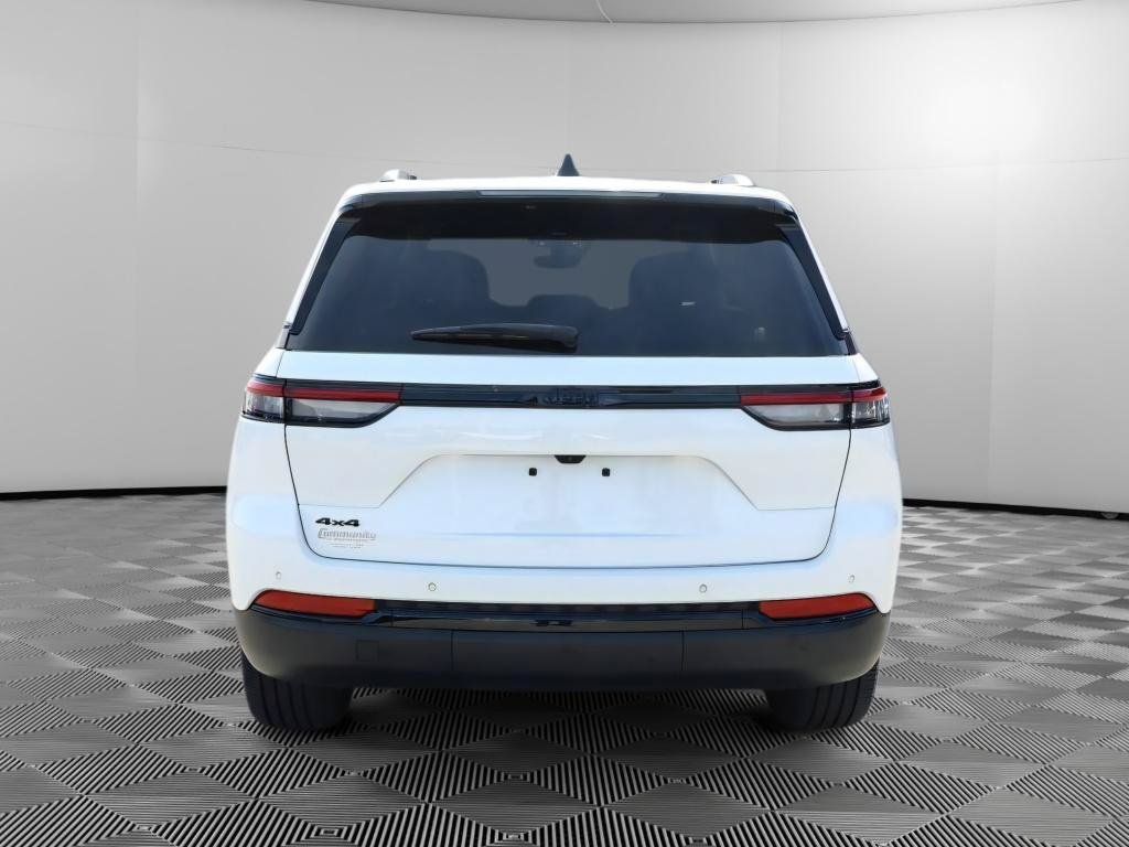 Used 2023 Jeep Grand Cherokee Altitude AWD/4WD image 6