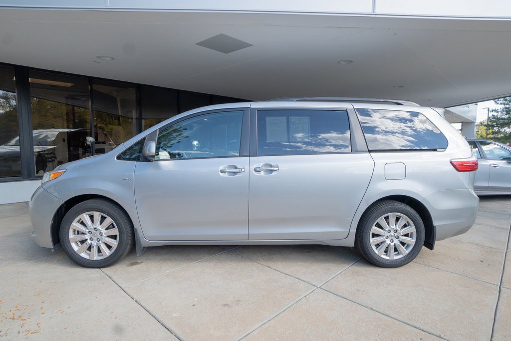 Used 2017 Toyota Sienna XLE Premium image 4