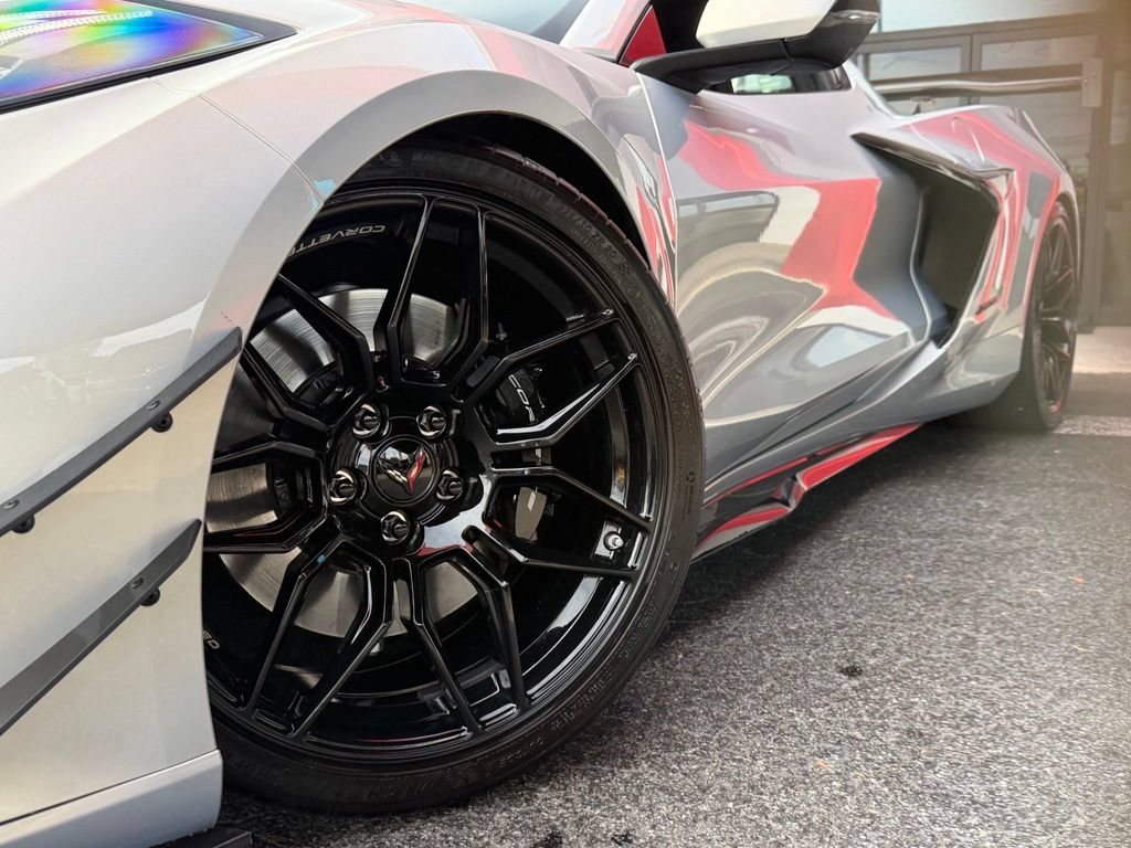 Used 2024 Chevrolet Corvette Z06 RWD image 2