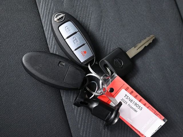 Used 2025 Nissan Frontier S w/ S Utility Package image 9