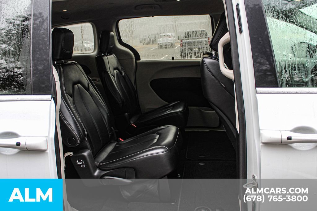Used 2023 Chrysler Pacifica Touring-L image 22
