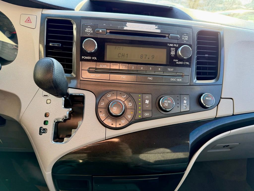 Used 2014 Toyota Sienna L image 30