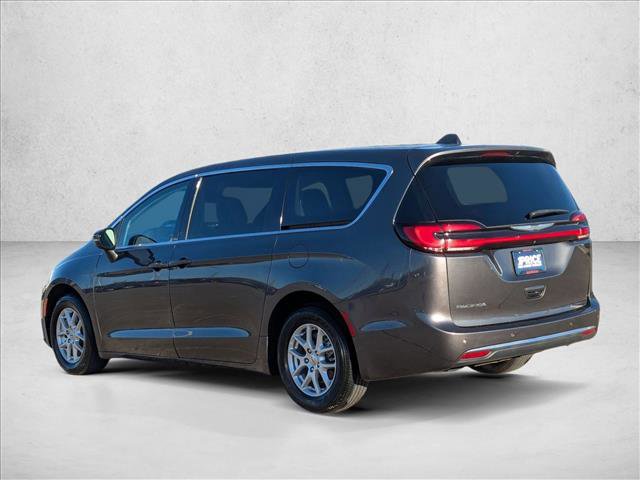 Used 2023 Chrysler Pacifica Touring-L image 8