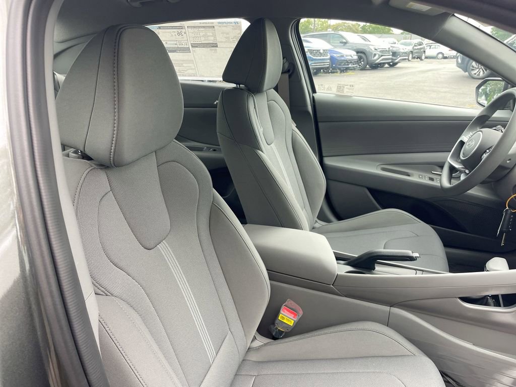 Used 2025 Hyundai Elantra SE image 49