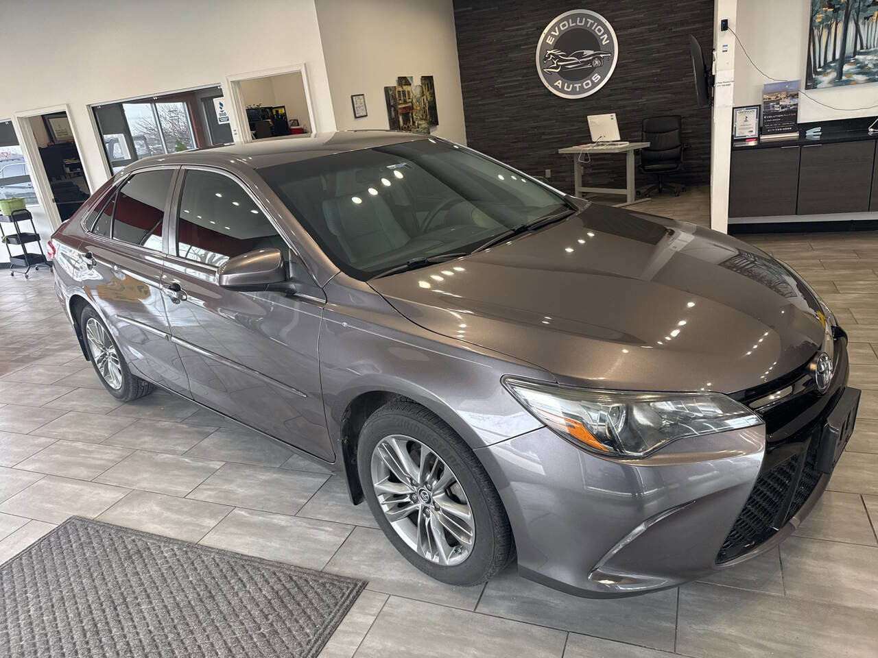 Used 2015 Toyota Camry SE image 4