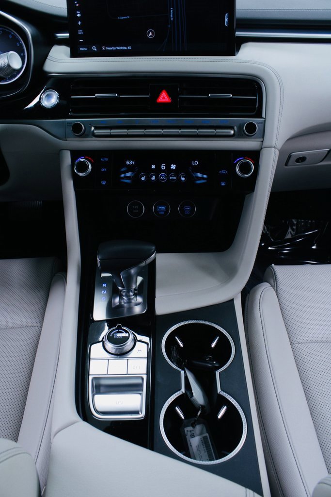 Used 2025 Genesis G70 2.5T image 19