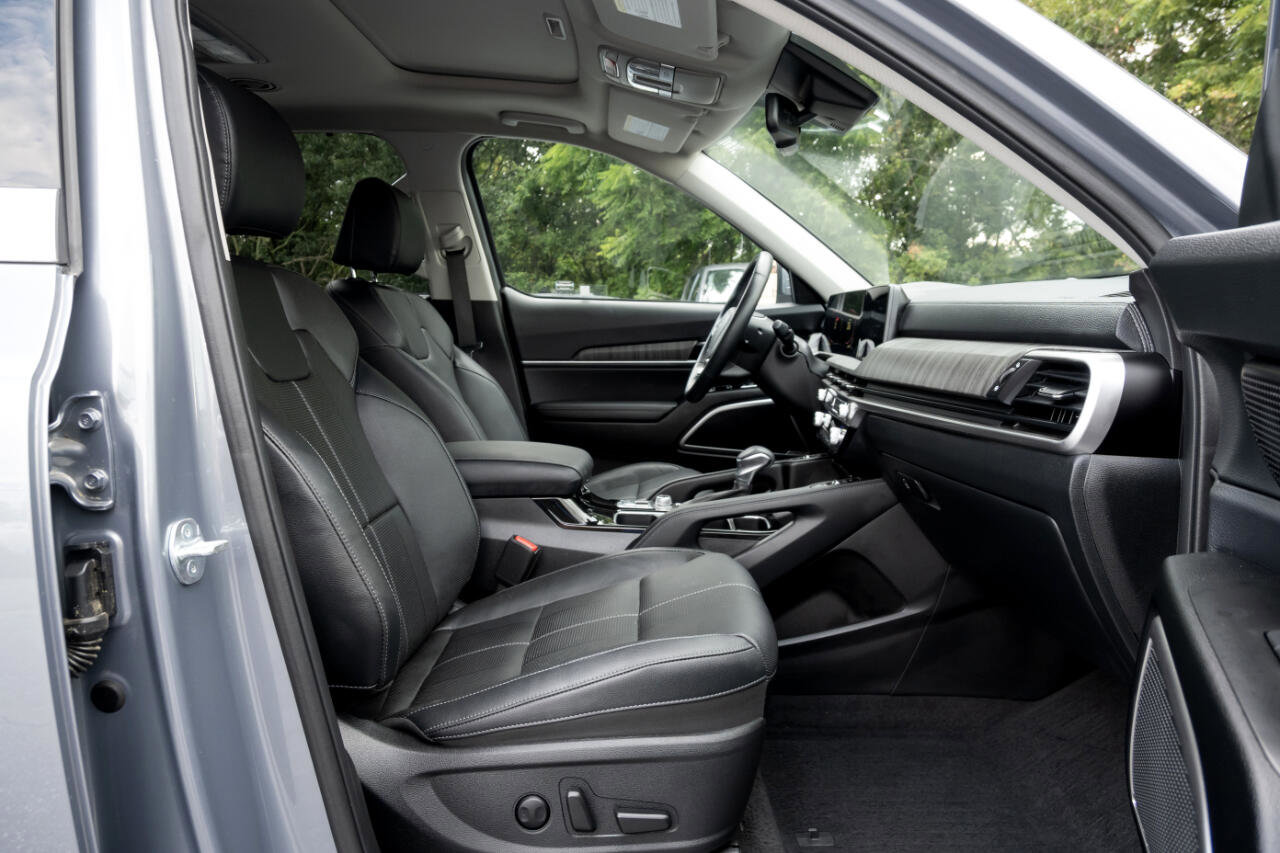 Used 2024 Kia Telluride EX w/ EX Captain's Chair Package image 39