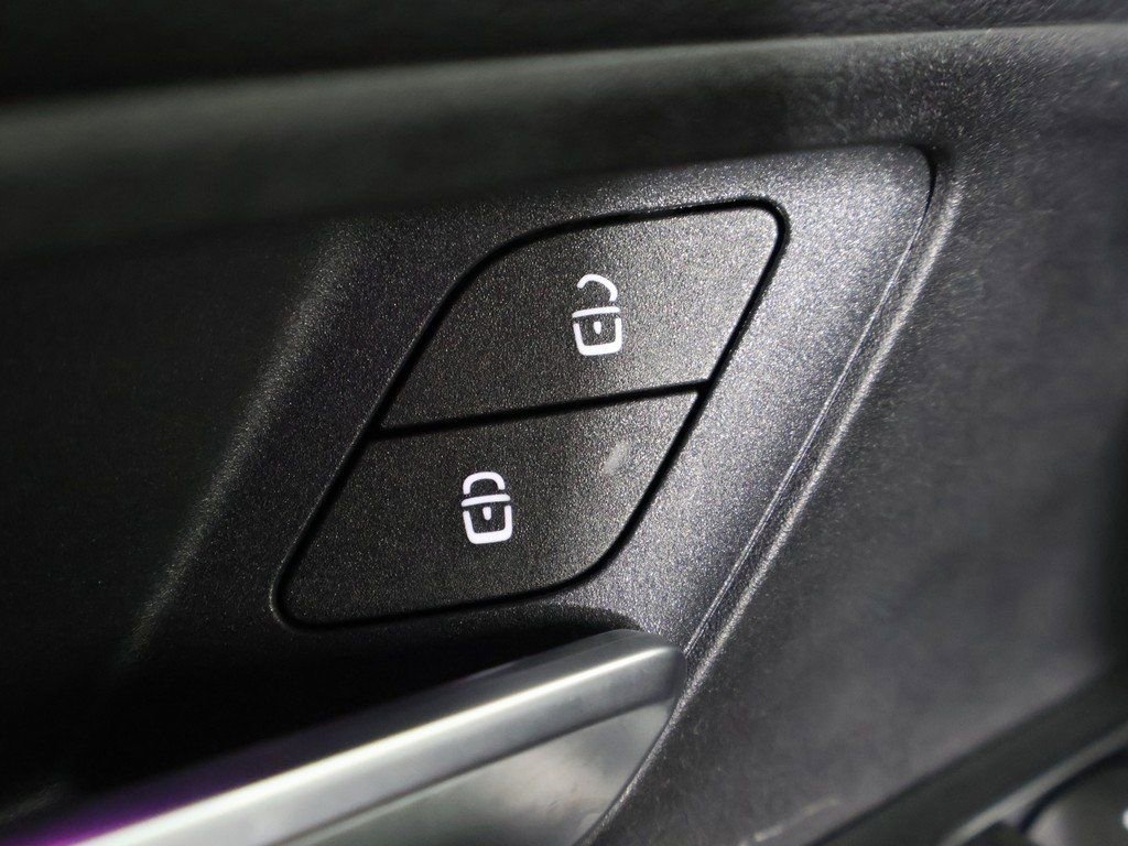 Used 2025 Mercedes-Benz GLB 250 4MATIC image 34