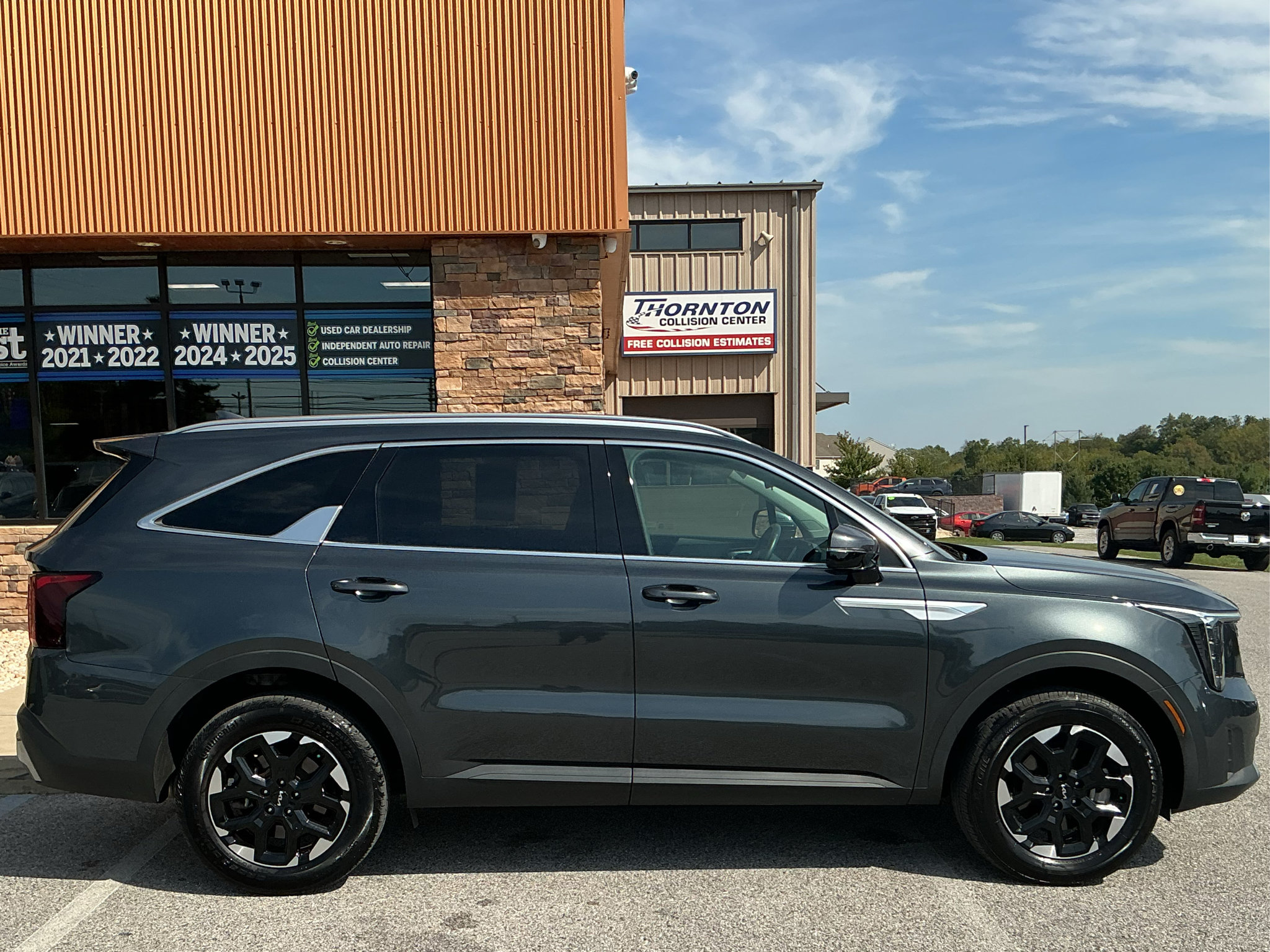 Used 2025 Kia Sorento S AWD/4WD image 2