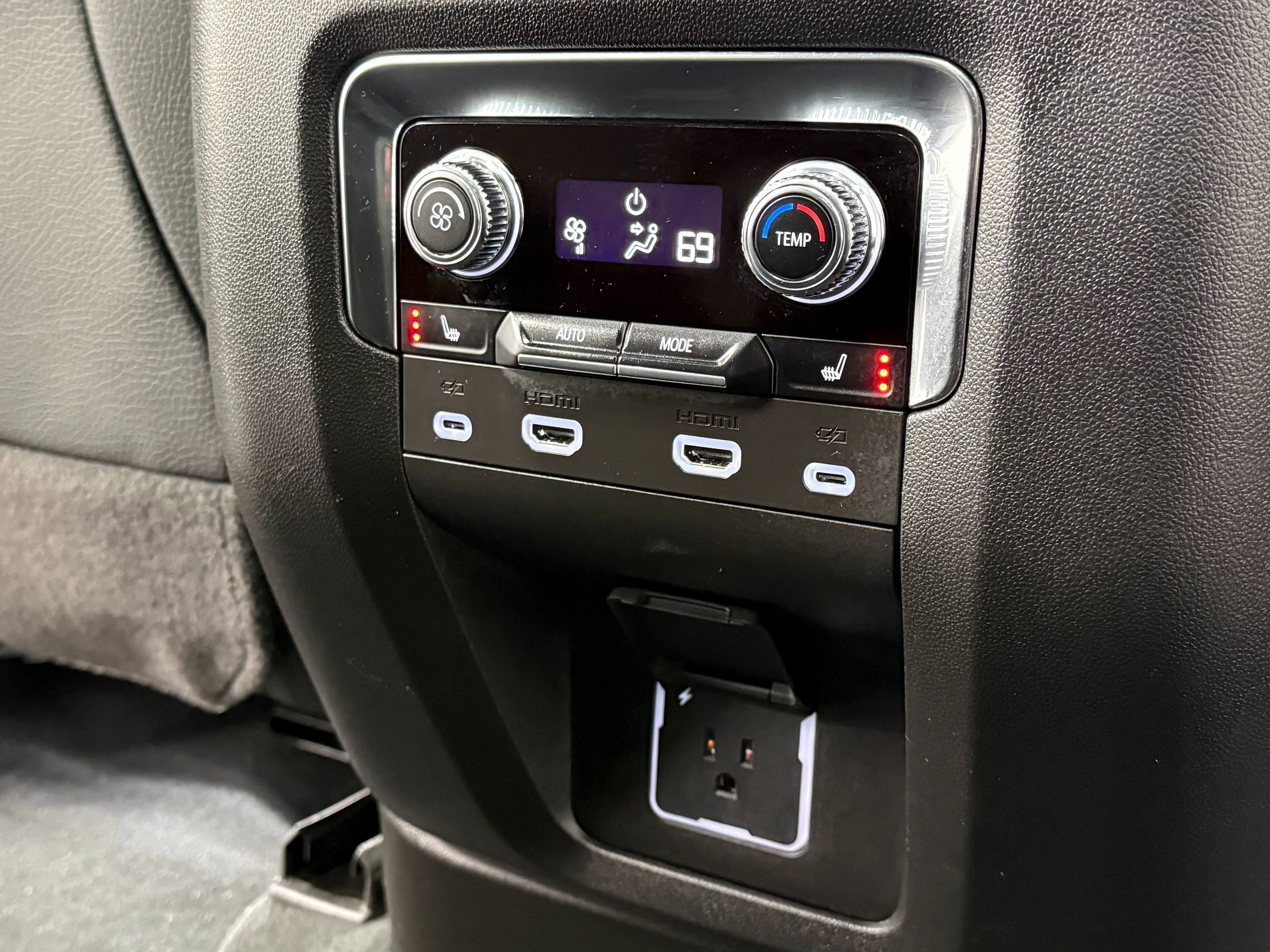 Used 2024 GMC Yukon Denali w/ Advanced Technology Package AWD/4WD image 43