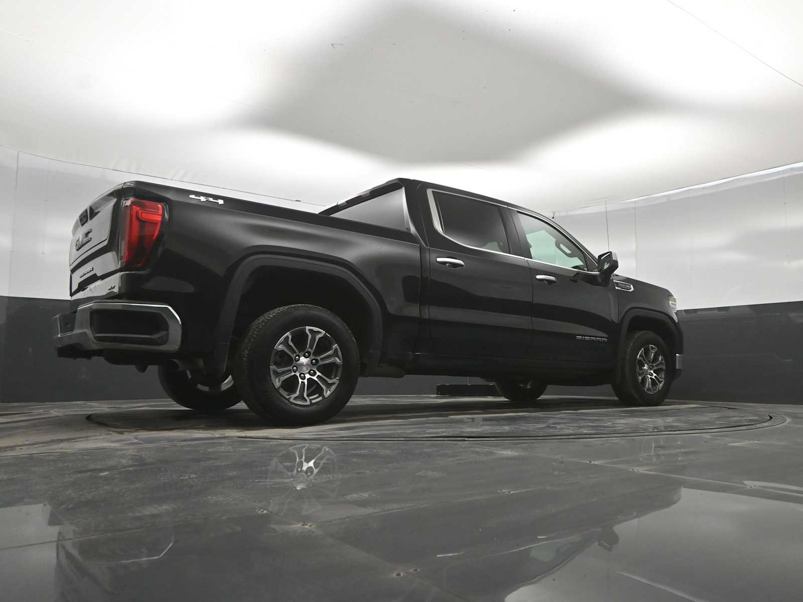 Used 2025 GMC Sierra 1500 SLT AWD/4WD image 39
