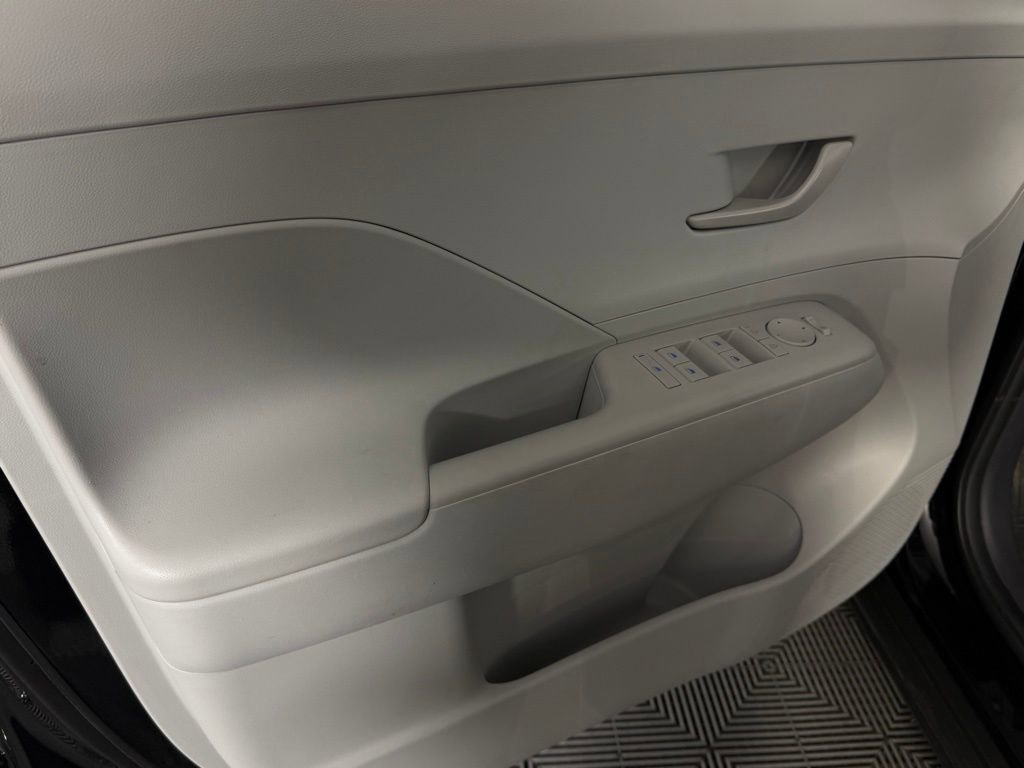 Used 2025 Hyundai Kona SEL image 24