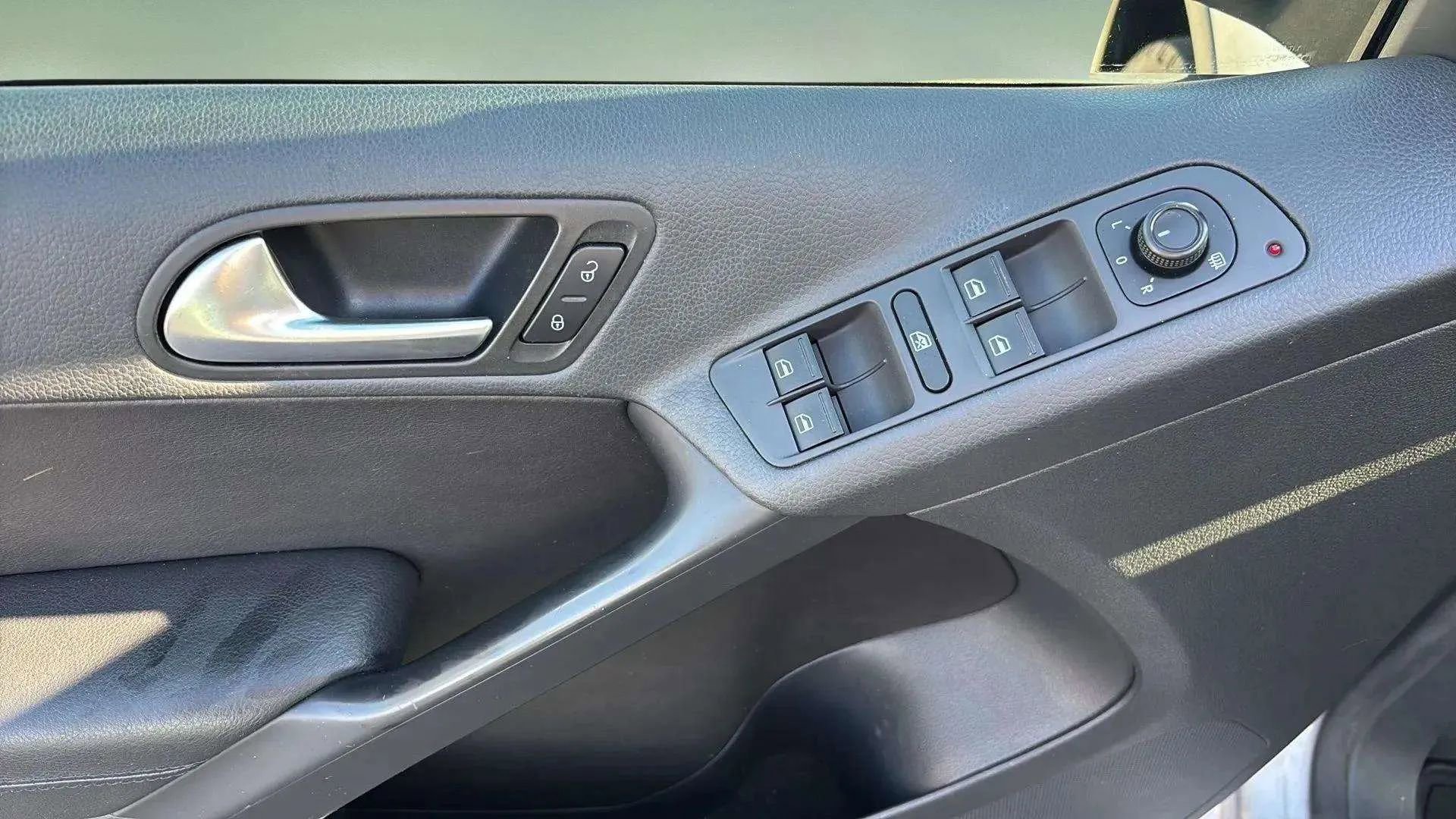 Used 2016 Volkswagen Tiguan S image 10