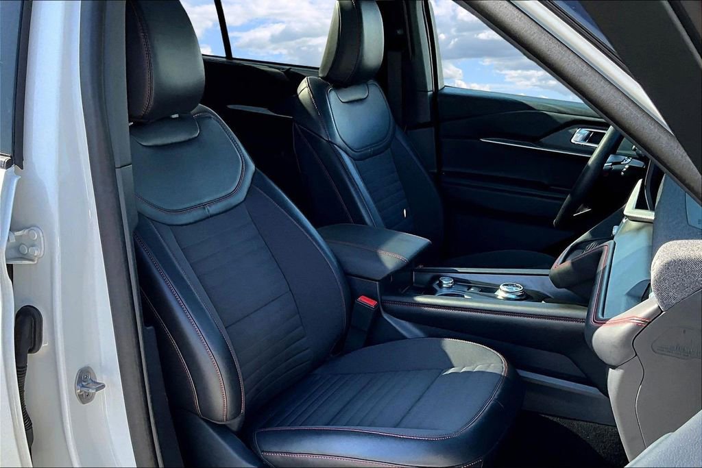 Used 2025 Ford Explorer ST-Line w/ Premium Package image 32