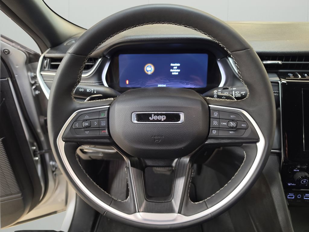 Used 2025 Jeep Grand Cherokee Altitude image 20