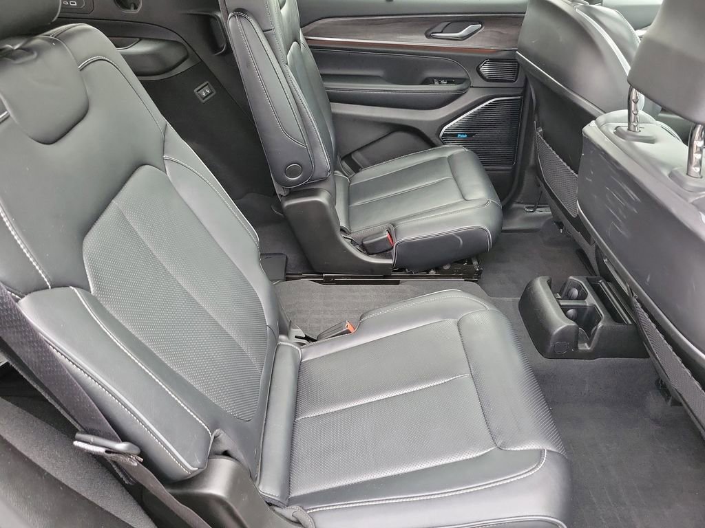 Used 2022 Jeep Grand Cherokee L Overland w/ Advanced Protech Group III AWD/4WD image 32