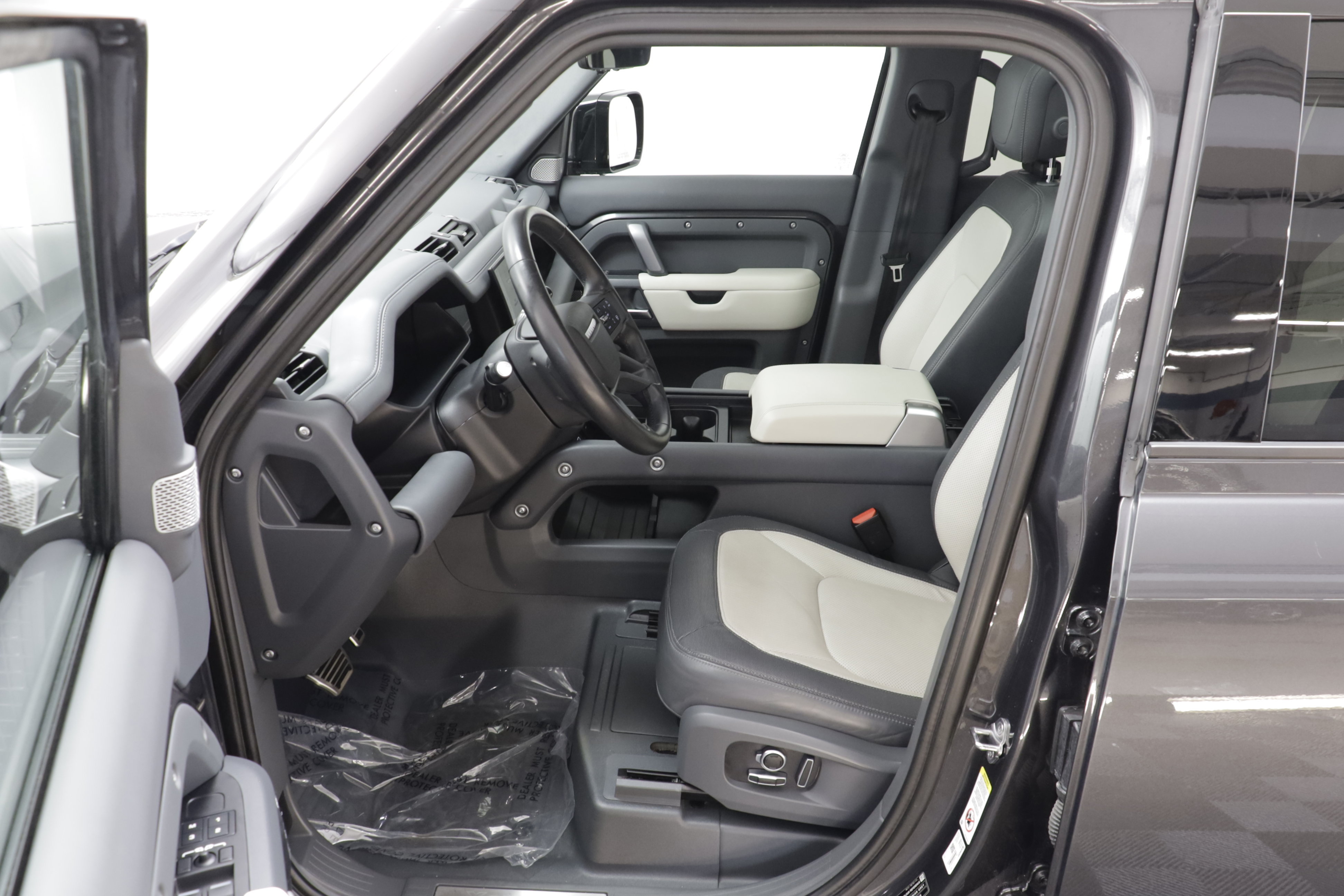 Used 2024 Land Rover Defender 130 X-Dynamic SE AWD/4WD image 6