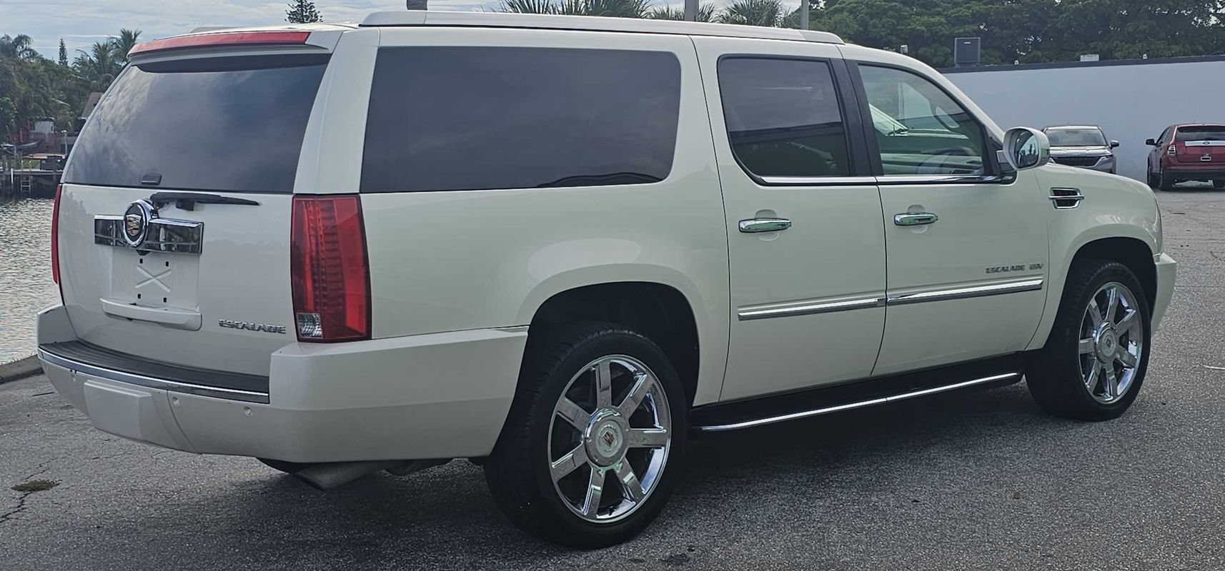 Used 2013 Cadillac Escalade ESV Luxury AWD/4WD image 5