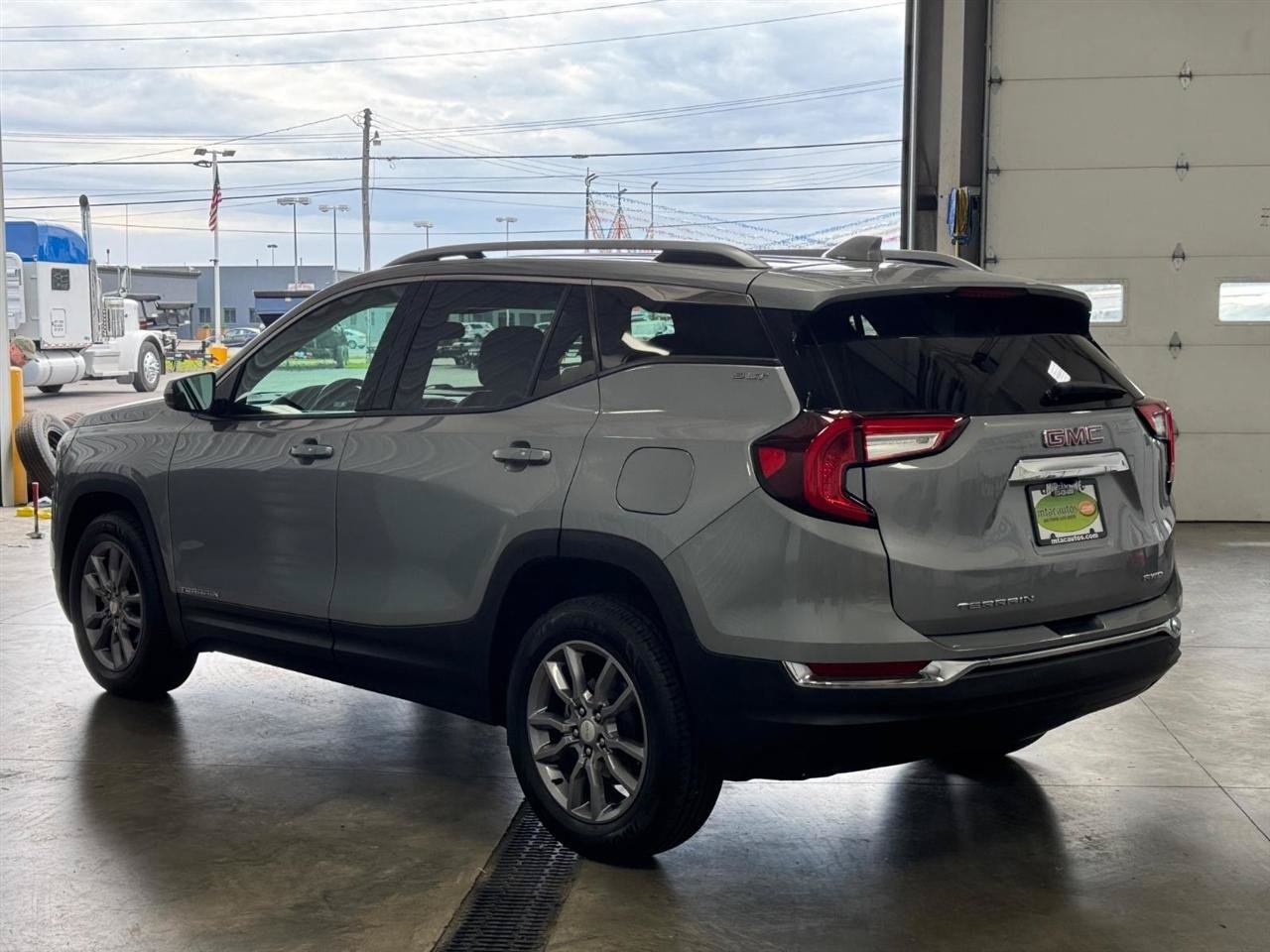 Used 2024 GMC Terrain SLT AWD/4WD image 25