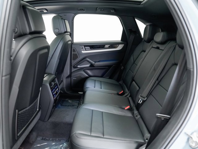 Used 2025 Porsche Cayenne image 24