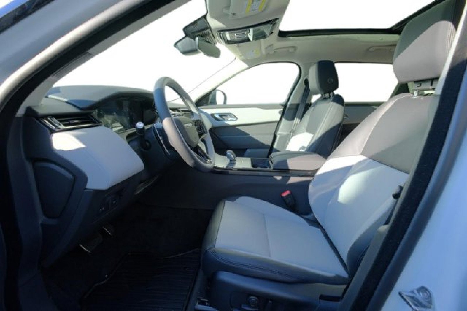 New 2025 Land Rover Range Rover Velar Dynamic SE image 12