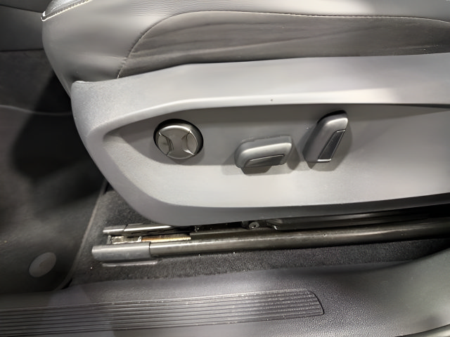 Used 2023 Volkswagen Tiguan SE w/ Panoramic Sunroof Package FWD image 12