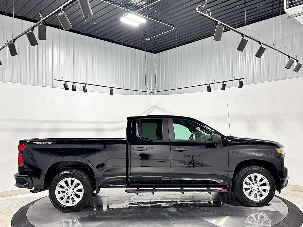 Used 2020 Chevrolet Silverado 1500 Custom w/ Custom Value Package AWD/4WD image 11
