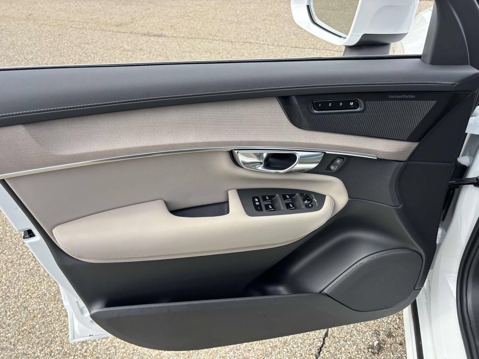 New 2026 Volvo XC90 T8 Plus w/ Protection Package Premier AWD/4WD image 11