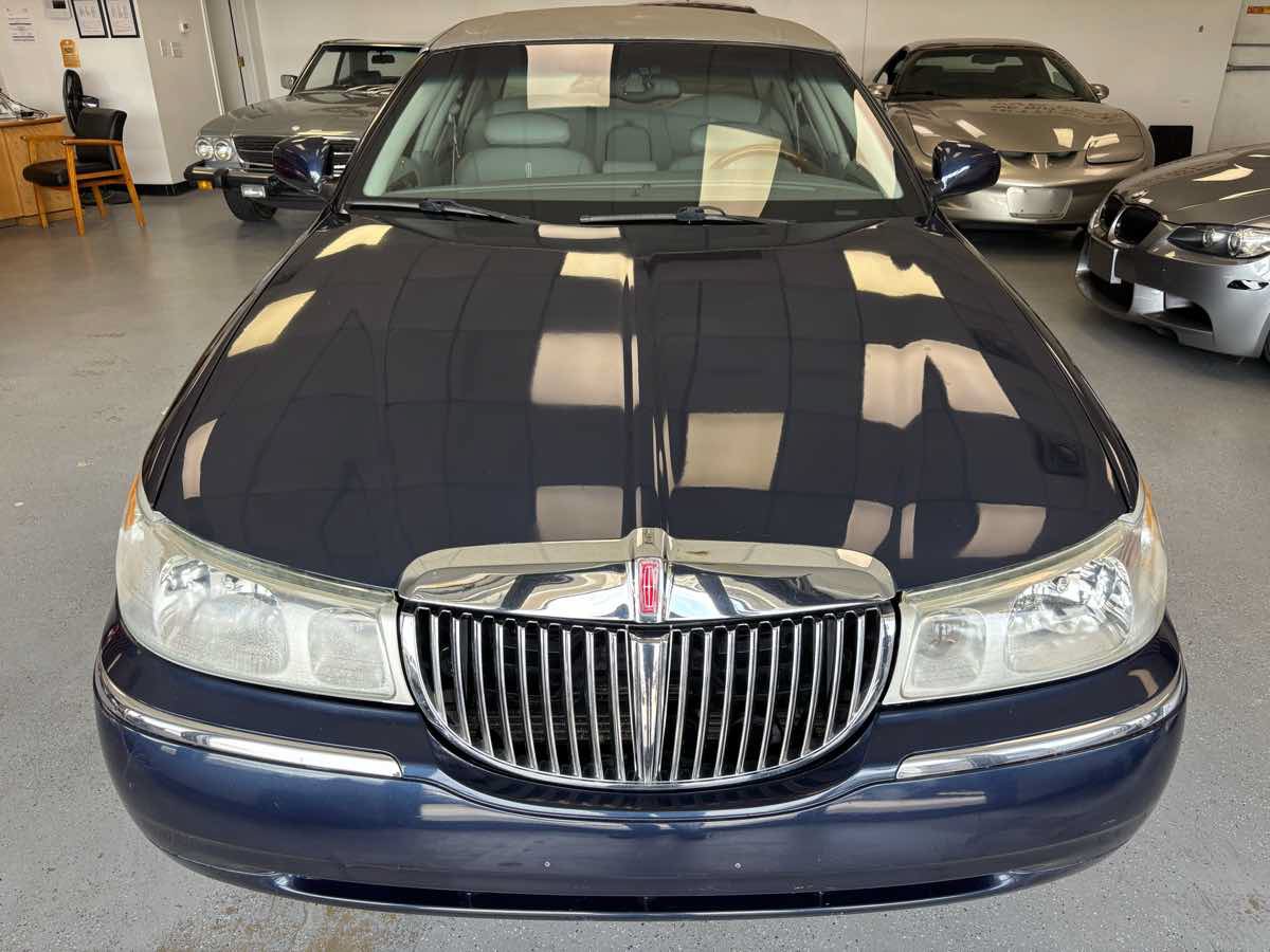 Used 2001 Lincoln Town Car Signature RWD image 2