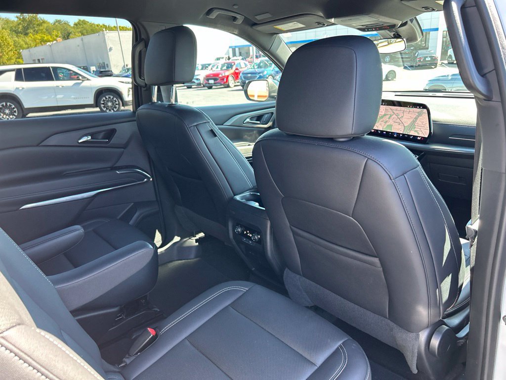 Used 2025 Chevrolet Traverse LT FWD image 39