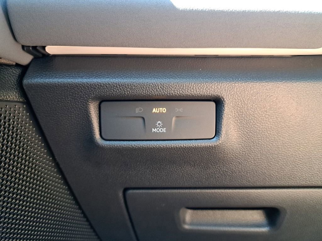 New 2025 Volkswagen Tiguan SE image 32