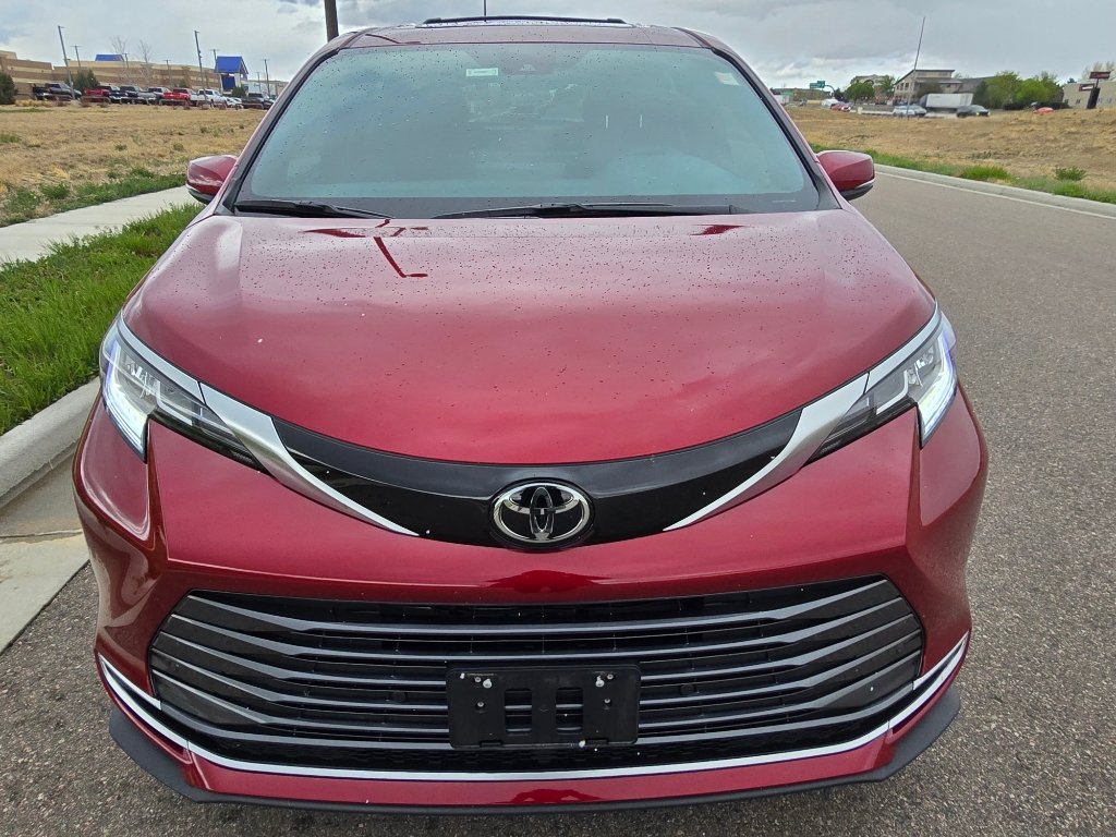 Used 2026 Toyota Sienna Limited image 8