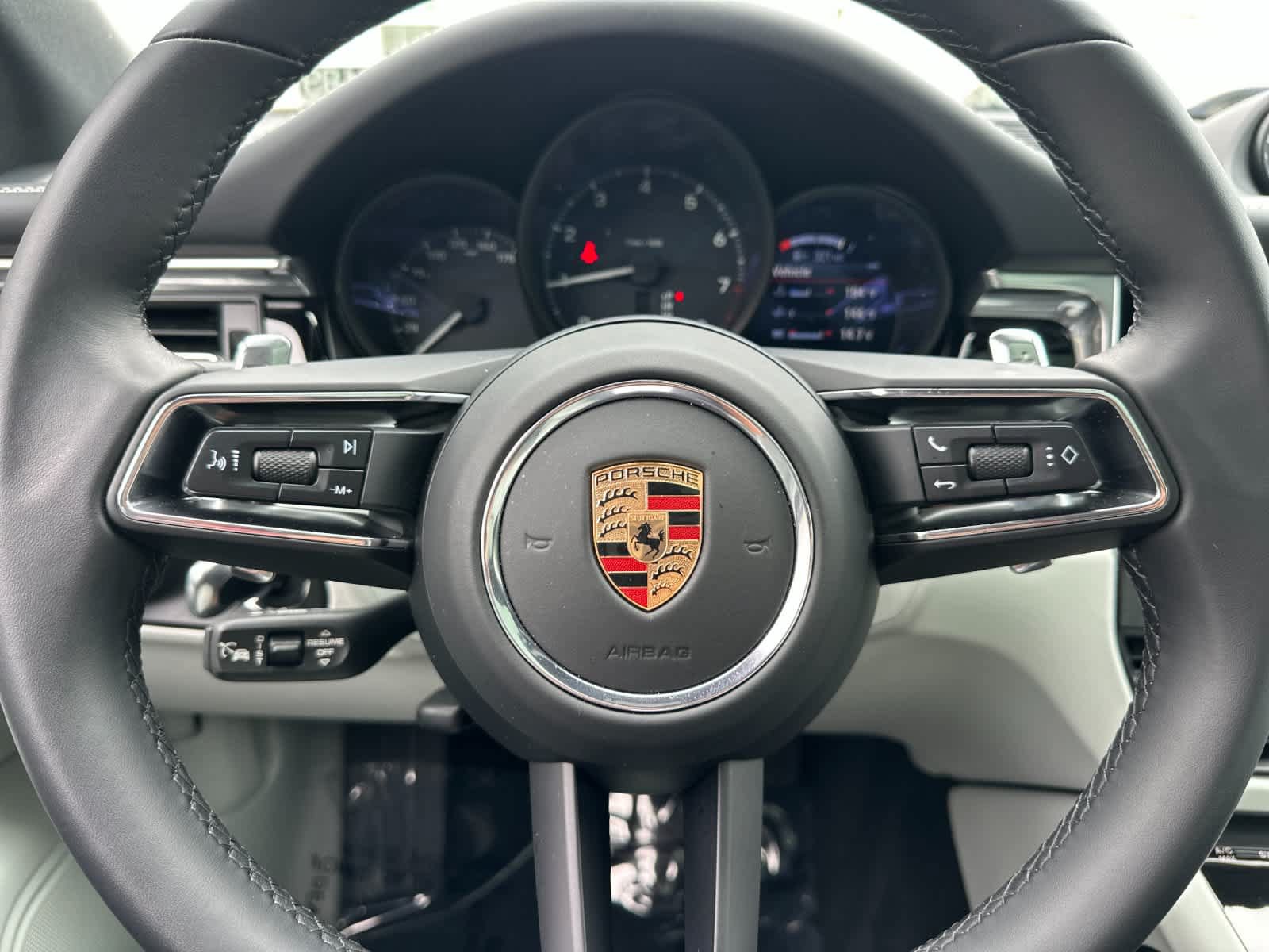 Certified 2025 Porsche Macan AWD/4WD image 25