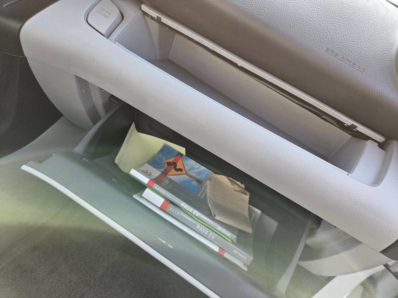 Used 2012 Toyota RAV4 EV image 37