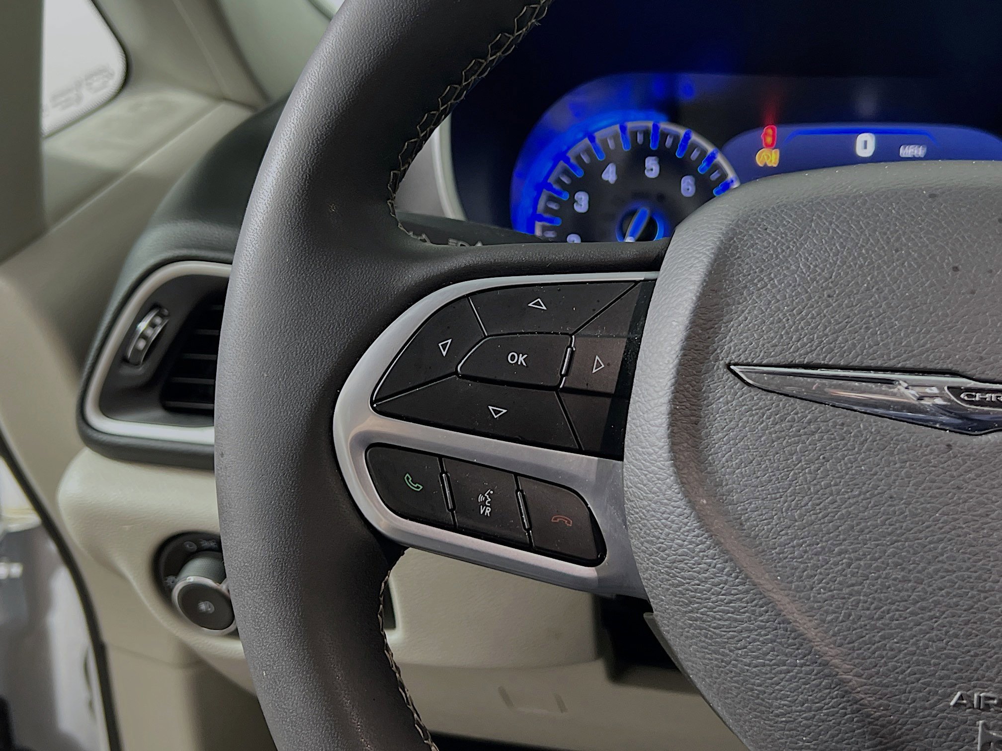 Used 2022 Chrysler Pacifica Touring-L image 19